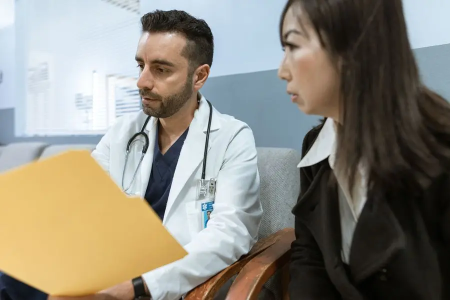 Hasta ile uzman doktor görüşmesi